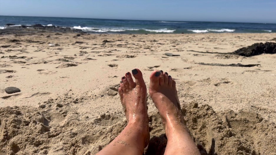 MistressMolly77 – Mistress Mollys Sandy Foot Worship at the Beach